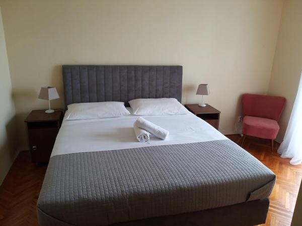 Apartment and Rooms Villa Kolonada : photo 8 de la chambre chambre double avec salle de bains privative
