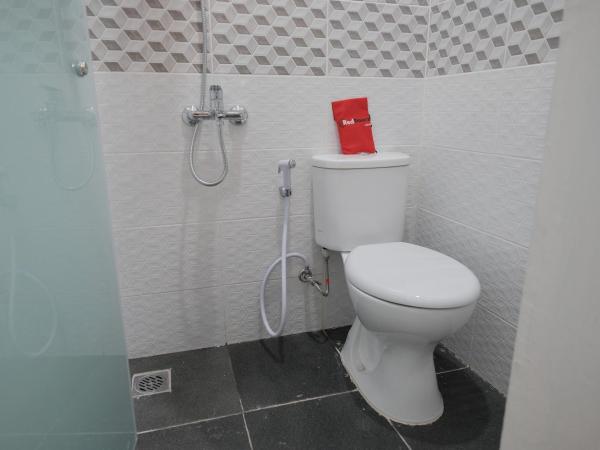 RedDoorz near Taman Palem : photo 9 de la chambre chambre double
