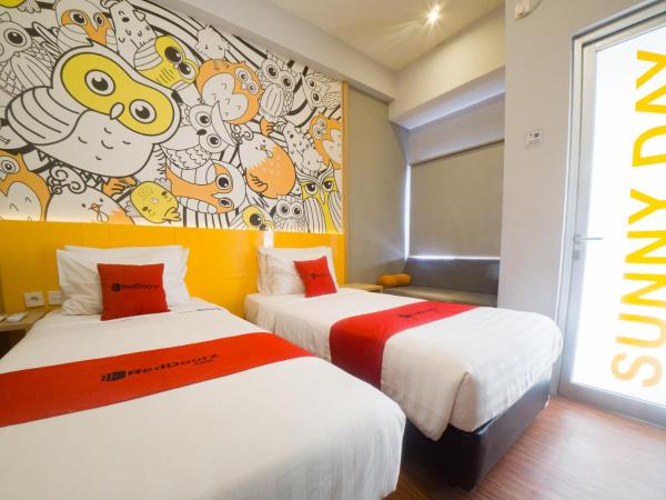 RedDoorz Apartment near Bundaran Satelit Surabaya : photo 5 de la chambre chambre lits jumeaux