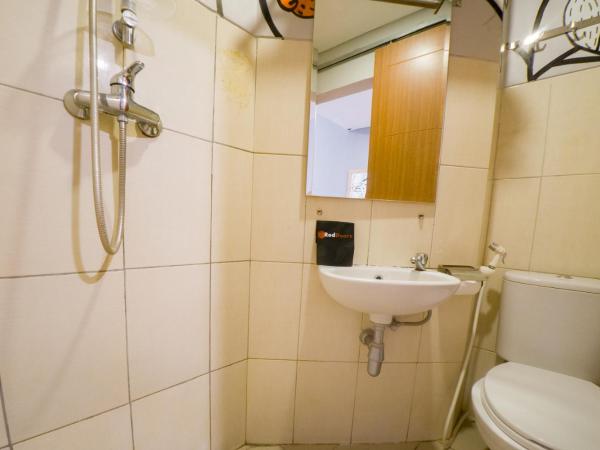 RedDoorz Apartment near Bundaran Satelit Surabaya : photo 8 de la chambre chambre double