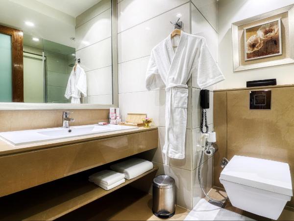 Ramada Gurgaon Central : photo 5 de la chambre club queen room - non-smoking with happy hours (1+1;only applicable for imfl not all the brand at the bar),15% discount on f&b,inr 500 spa credit, early check-in for 03 hours and late checkout for 03 hours