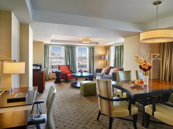 Battery Wharf Hotel, Boston Waterfront : photo 1 de la chambre suite lit king-size - vue sur port