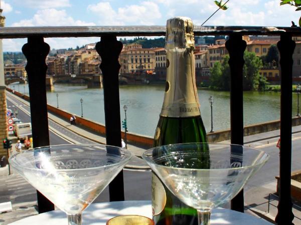 Residenza Vespucci : photo 7 de la chambre chambre double ou lits jumeaux de luxe avec balcon - vue sur rivière