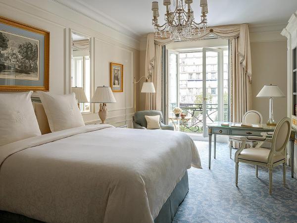 Four Seasons Hotel George V Paris : photo 1 de la chambre chambre lit king-size deluxe