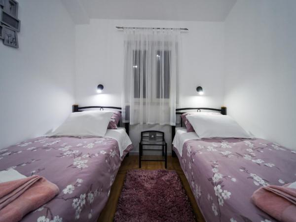 Rooms Nekic 1 : photo 10 de la chambre chambre lits jumeaux avec salle de bains