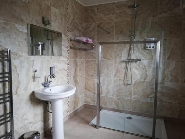 Hunters Lodge B&B : photo 2 de la chambre chambre double avec salle de bains privative