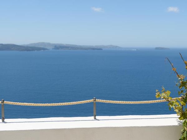 Strogili : photo 10 de la chambre chambre troglodyte deluxe avec bain à remous - vue sur caldeira