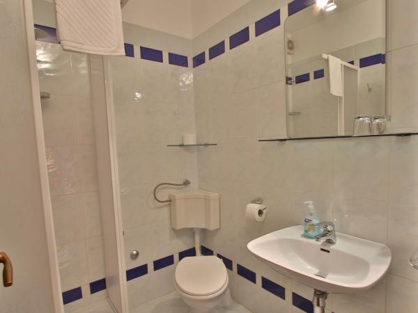 Rooms and Apartment Feral : photo 4 de la chambre chambre double confort avec balcon