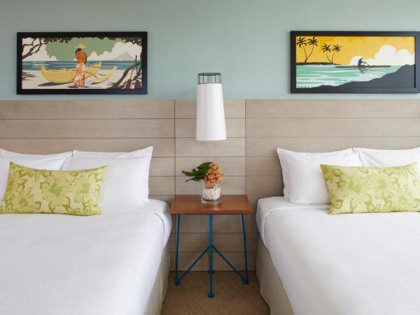 Queen Kapiolani Hotel : photo 2 de la chambre hébergement lit queen-size avec balcon - vue sur ville