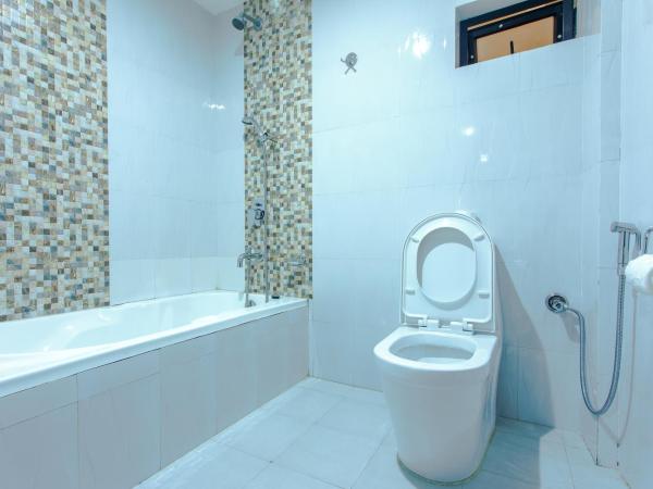 Hotel Peace Plaza : photo 4 de la chambre chambre double ou lits jumeaux supérieure - vue sur lac