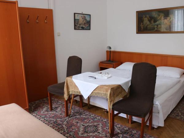 Pension Reimer : photo 1 de la chambre chambre double avec toilettes communes