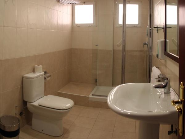 Hostal Jentoft : photo 8 de la chambre chambre familiale deluxe