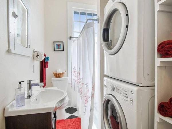 Freret Apartments near Streetcar & Tulane : photo 9 de la chambre appartement avec balcon