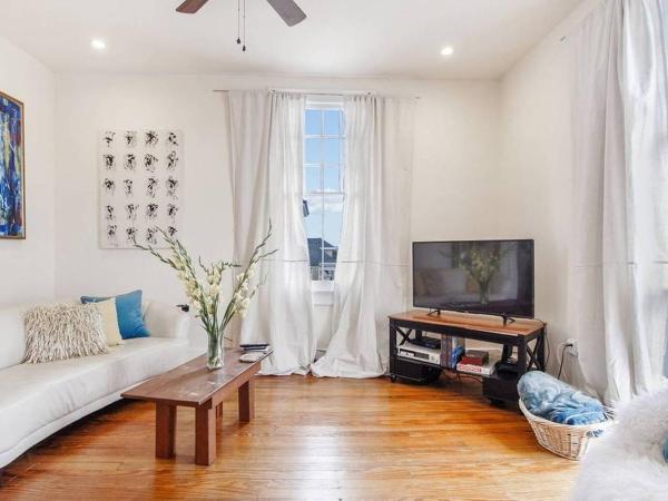 Freret Apartments near Streetcar & Tulane : photo 1 de la chambre appartement avec balcon