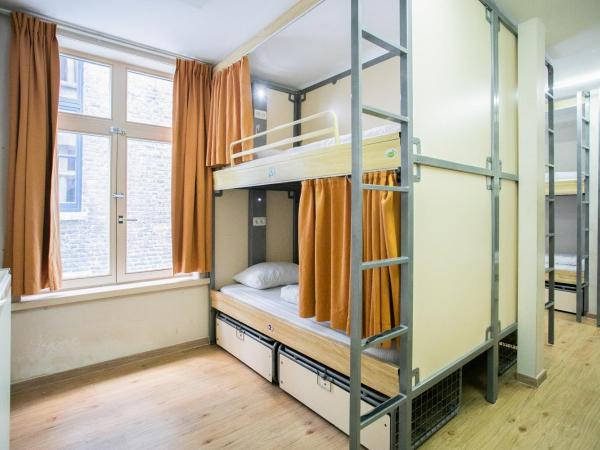 St Christopher's Inn Hostel at The Bauhaus : photo 2 de la chambre lit dans dortoir mixte de 10 lits