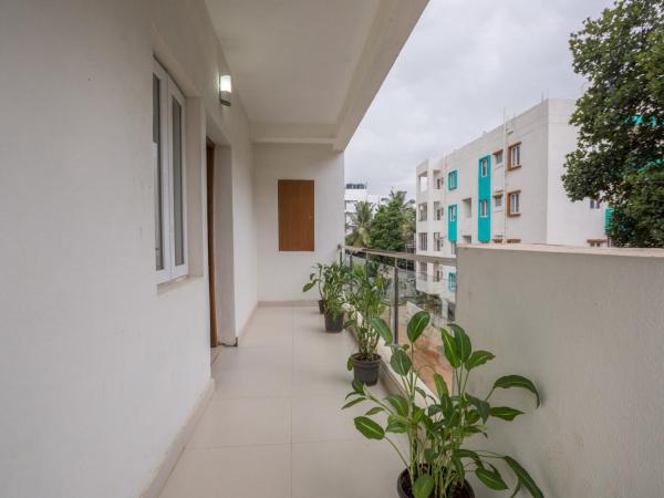 Sanctum Suites BEL Road Bangalore : photo 4 de la chambre chambre lit king-size avec balcon