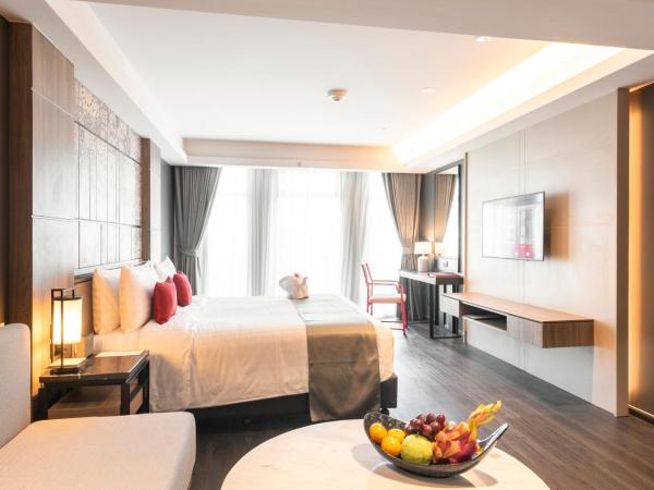 Ramada Plaza by Wyndham Chao Fah Phuket : photo 2 de la chambre suite junior lit king-size