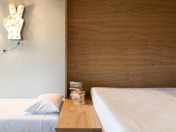 Bespoke House Athens : photo 9 de la chambre chambre triple avec balcon et sans piscine