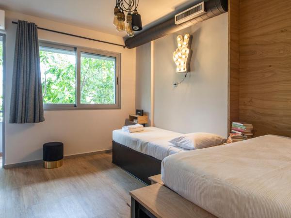 Bespoke House Athens : photo 5 de la chambre chambre triple avec balcon et sans piscine