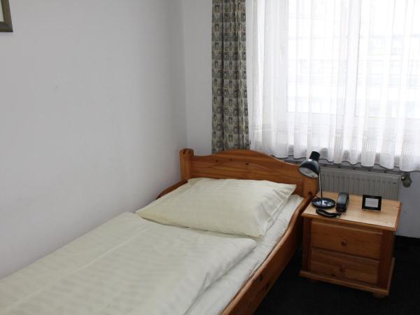 Pension Locarno : photo 1 de la chambre chambre lits jumeaux