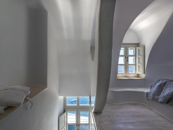 Nefeles Luxury Suites : photo 8 de la chambre suite junior - bain à remous et vue sur caldera