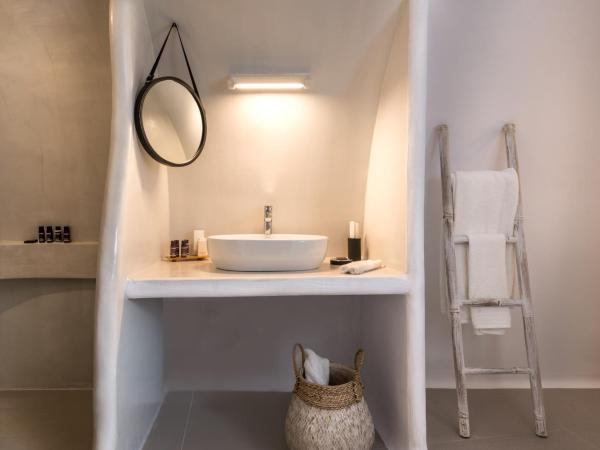 Nefeles Luxury Suites : photo 5 de la chambre suite supérieure avec jacuzzi privé et piscine rivière - vue sur caldeira