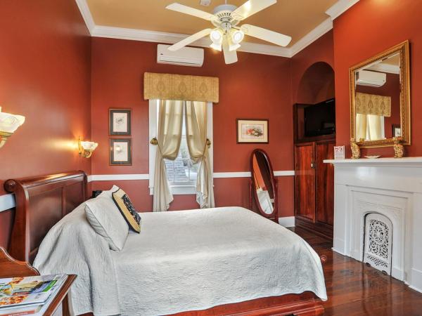 Ashton's Bed and Breakfast : photo 6 de la chambre chambre lit queen-size avec baignoire spa