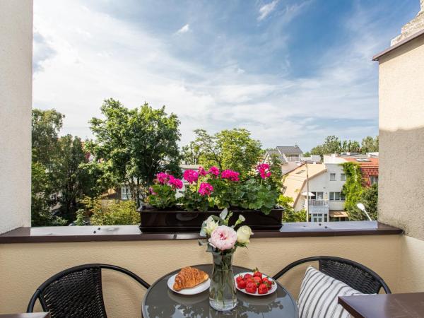 Riviera Rooms : photo 5 de la chambre chambre double avec balcon et salle de bains commune
