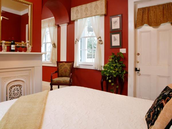 Ashton's Bed and Breakfast : photo 2 de la chambre chambre lit queen-size avec baignoire spa