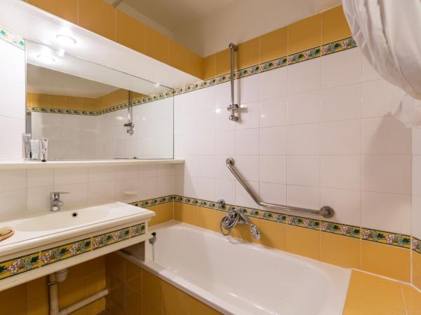 Résidence Pierre & Vacances Les Restanques du Golfe de Saint-Tropez : photo 3 de la chambre studio avec alcôve et terrasse ou balcon (4 personnes)