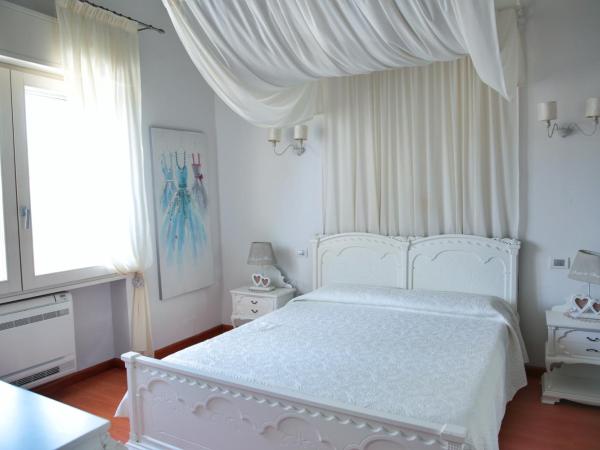 Villa Maria Luisa : photo 2 de la chambre chambre lit queen-size - vue sur jardin