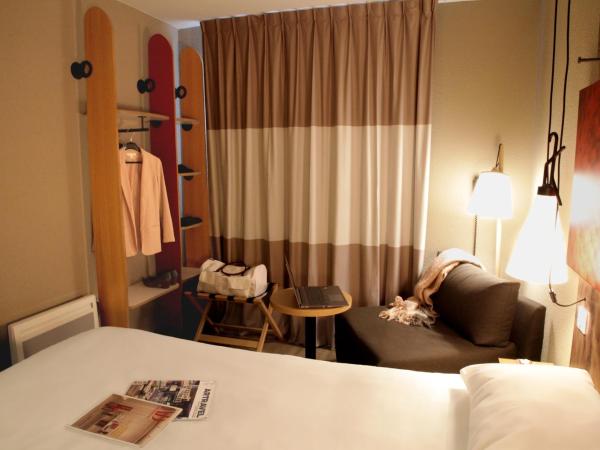 ibis Quimper : photo 3 de la chambre chambre double standard avec canapé