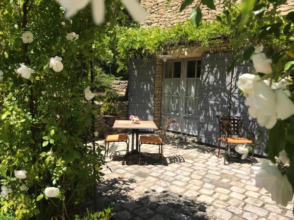 Villa Hautvallon : photo 4 de la chambre chambre lit king-size - vue sur jardin