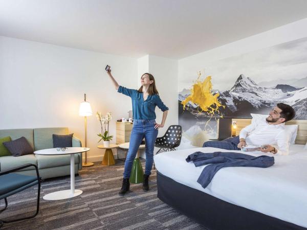 Novotel Annecy Centre : photo 7 de la chambre suite junior avec 1 lit double et canapé