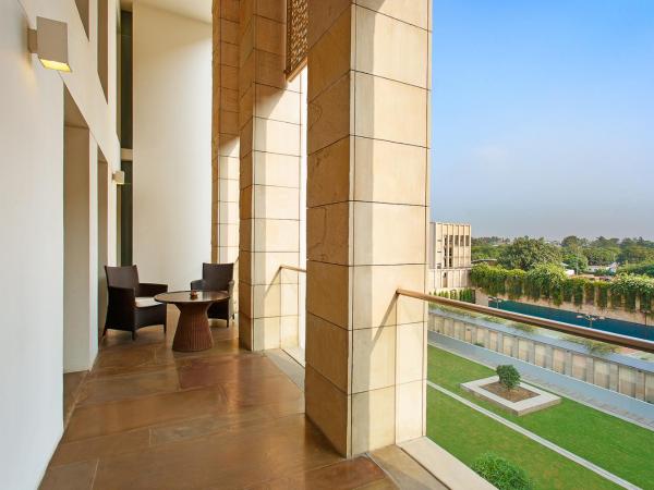 The Lodhi - A member of The Leading Hotels Of The World : photo 2 de la chambre signature terrace suite with  happy hours at safari lounge 5 to 7 pm, buy 01 drink and get another drink complimentary (spirits), 1200 spa credit per booking