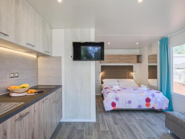 Mobile Homes Camping Santa Marina, Lanterna : photo 7 de la chambre mobile home suite romantique