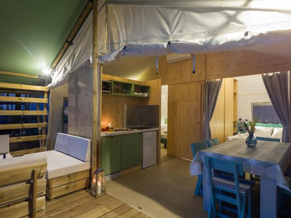 Mobile Homes Camping Santa Marina, Lanterna : photo 5 de la chambre tente familiale 3 chambres avec terrasse