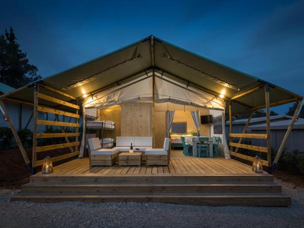 Mobile Homes Camping Santa Marina, Lanterna : photo 7 de la chambre tente familiale 3 chambres avec terrasse