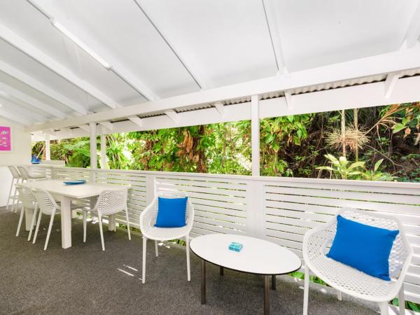 By The Sea Port Douglas : photo 4 de la chambre the terrace - superior two bedroom apartment