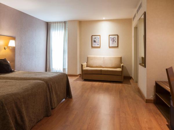 Hotel Don Paco : photo 2 de la chambre chambre double ou lits jumeaux avec lit d'appoint