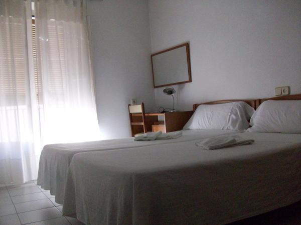 Pensió Viladomat : photo 9 de la chambre chambre double ou lits jumeaux avec salle de bains commune