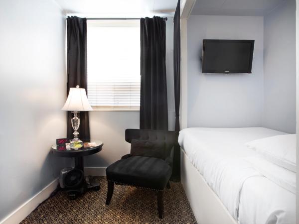 Ballard Inn : photo 5 de la chambre lit double - salle de bains commune