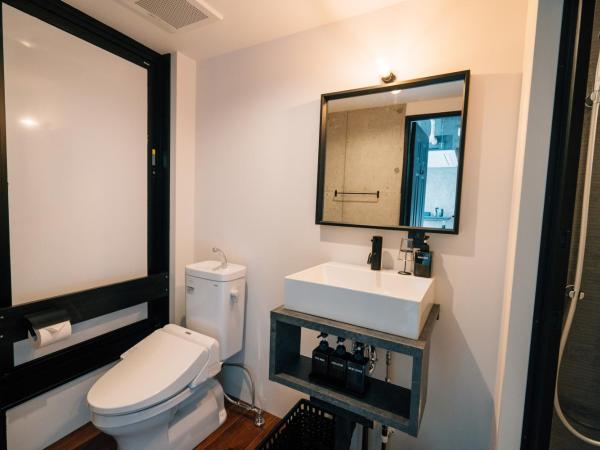 ZONK HOTEL Nakasu-Deaibashi : photo 6 de la chambre deluxe room with shower and river view (4 single beds) - non-smoking - no cleaning for consecutive night stays