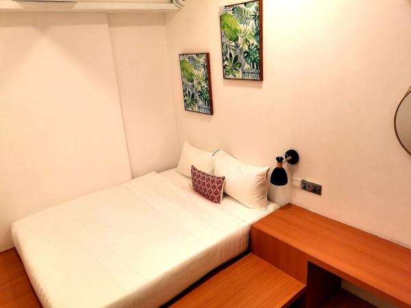 Homy Seafront Hostel : photo 2 de la chambre chambre double avec salle de bains commune (sans fenêtre)