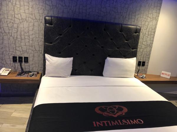 Intimisimo Suites Autohotel Centro Only Adult : photo 6 de la chambre suite deluxe avec baignoire spa