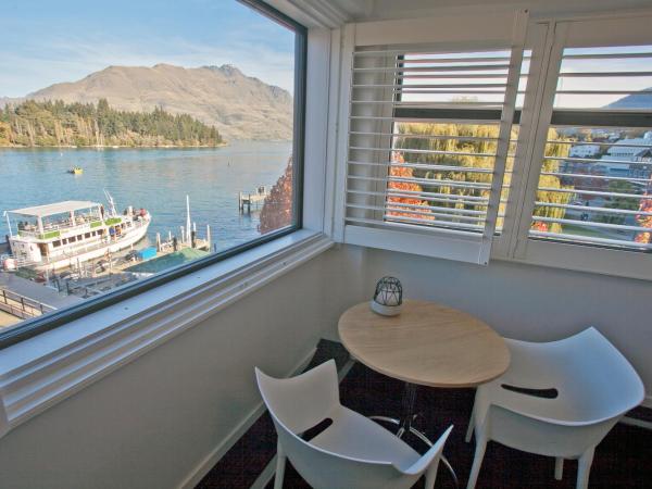 Absoloot Hostel Queenstown : photo 4 de la chambre chambre lit queen-size avec salle de bains privative