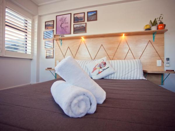 Absoloot Hostel Queenstown : photo 9 de la chambre  chambre lit queen-size avec salle de bains privative