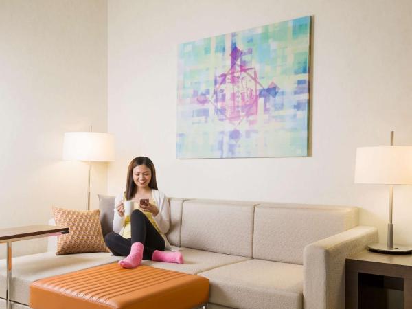 Hyatt Place Dubai Wasl District : photo 6 de la chambre chambre lits jumeaux avec canapé-lit