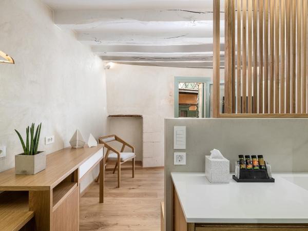 Hotel Off : photo 4 de la chambre chambre double de luxe avec balcon - vue sur ville