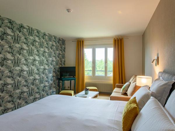 Hôtel Restaurant Gastronomique La Huchette : photo 1 de la chambre chambre familiale - vue sur jardin